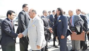الشيخ مشعل الاحمد والشيخ احمد الفهد واحمد فهد الفهد يصافحون مستقبليهم﻿