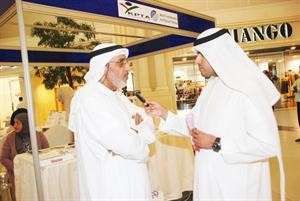 دشاكر المغربي متحدثا الى الزميل عبدالكريم العبدالله

