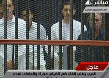 مبارك يشير لعلاء بعدم الجلوس بجوار العادلي.. وشهادة المشير.. تقرب «المشنقة» من الرئيس السابق أو تعيده بريئاً إلى بيته 