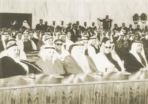 الراحل في صورة مع صاحب السمو الامير الشيخ صباح الاحمد