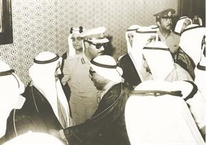 العم احمد الفوزان مصافحا سمو الامير الراحل الشيخ صباح السالم رحمه الله