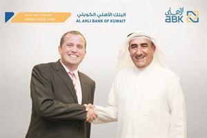 ستيوارت لوكي مهنئا احد الفائزين
