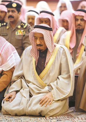  مصليا في احد مساجد المملكة