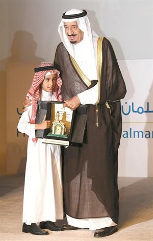مع حفيده الامير فيصل بن احمد بن سلمان
