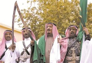  ومؤديا رقصة العرضة