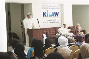 دبدر الخليفة متحدثا خلال اللقاء التنويري
