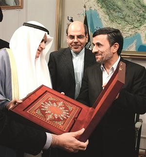 الرئيس الايراني احمدي نجاد يتسلم درعا تذكارية من رئيس الوفد احمد بهبهاني
