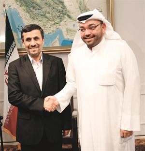رئيس التحرير الزميل يوسف خالد المرزوق مصافحا الرئيس الايراني احمدي نجاد

