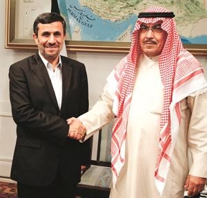 الزميل عدنان الراشد مصافحا الرئيس احمدي نجاد
