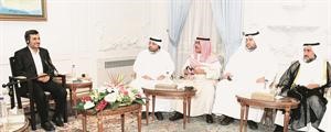 الزملاء يوسف خالد المرزوق وعدنان الراشد وعبدالرحمن العليان مع الرئيس نجاد
