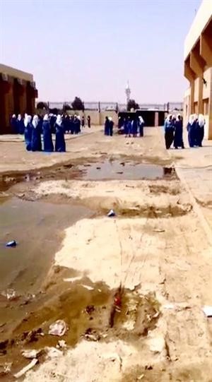 اجبار الطالبات على قضاء الفرصة في الساحة غير المهياة سبب من اسباب الخلاف بين رئيسة قسم العلوم ومديرة المدرسه﻿
