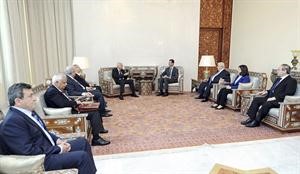 جانب من اجتماع الرئيس السوري بشار الاسد بالامين العام للجامعة العربية نبيل العربي والوفد المرافق افپ