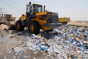 جانب من عملية اتلاف المواد غير الصالحة للاستهلاك