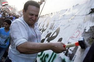 المتظاهرون المصريون خلال تحطيمهم الجدار امام السفارة الاسرائيلية امس الاول	رويترز﻿