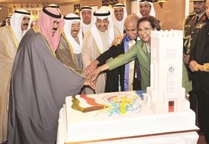 صاحب السمو الامير الشيخ صباح الاحمد وسمو ولي العهد الشيخ نواف الاحمد ورئيس مجلس الامة جاسم الخرافي ود موضي الحمود في الجامعة