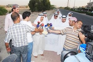 مسلم البراك وعلي الدقباسي يتحدثان للصحافيين