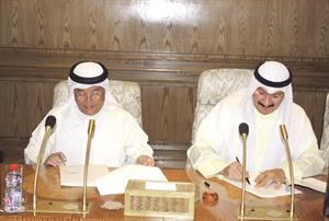 محافظ المركزي الشيخ سالم العبدالعزيز ورئيس مجلس مفوضي هيئة اسواق المال صالح الفلاح اثناء توقيع الاتفاقية﻿
