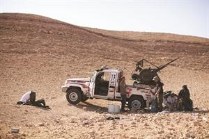 مجموعة من الثوار الليبيين على مشارف بني وليد بانتظار الامر بالهجوم عليها امس افپ
