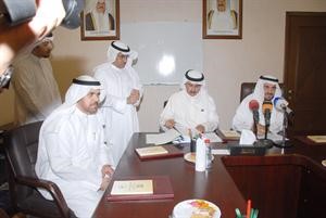 دفاضل صفر يشهد توقيع ماحمد الصبيح على عقد استثمار اللوحات الاعلانية بحضور محمد غزاي ومحمد العتيبي كرم ذياب
