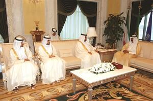 سمو نائب الامير وولي العهد الشيخ نواف الاحمد مستقبلا سمو ولي عهد الفجيرة الشيخ محمد بن حمد الشرقي وسمو الشيخ مكتوم بن حمد الشرقي﻿