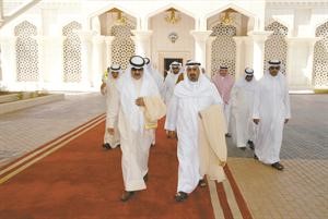 الشيخ دمحمد الصباح لدى مغادرته الى جدة وفي وداعه خالد الجارالله