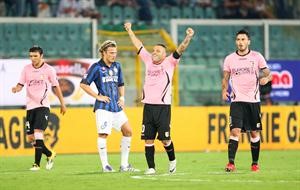 لاعب باليرمو فابريتسيو ميكولي يحتفل بهدفه في مرمى انتر وحسرة على وجه دييغو فورلان 	افپ﻿