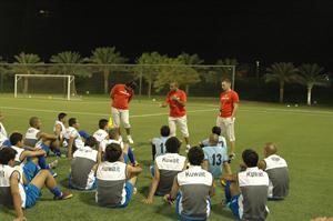 الجهاز الفني للازرق يوجه اللاعبين قبل احد التدريبات﻿
