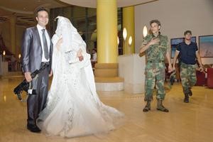 ثوار يحرسون احد زملائهم خلال حفل زفافه في احد فنادق طرابلس امس افپ