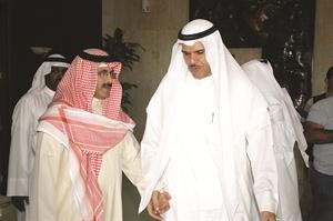 الشيخ سلمان الحمود مستقبلا الشيخ مبارك الدعيج﻿
