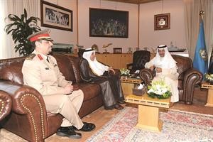 الشيخ جابر المبارك مستقبلا دعبدالعزيز الفايز والعقيد ناصر الحماد

