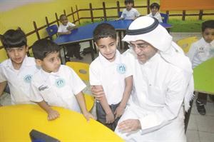 الوزير احمد المليفي في لقطة ابوية خلال جولته امس في مدرسة الفوارس في منطقة الفروانية التعليميةمحمد ماهر