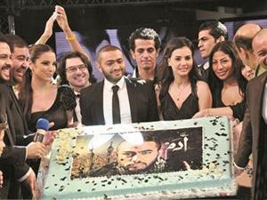 تامر حسني يتوسط ابطال مسلسل ادم﻿