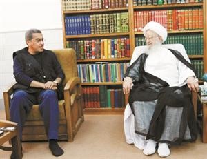 الزميل عدنان الراشد مع سماحة ناصر مكارم الشيرازي
