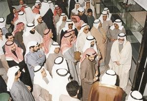 العم احمد بزيع الياسين مع قيادات بيت التمويل الكويتي في جولة تفقدية باحدى ادارات البيت