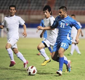 لاعب ازرق الناشئين عبدالعزيز اشكناني يحاول المرور من لاعب افغاني 	هاني الشمري﻿