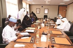 عبدالعزيز الخالدي خلال اجتماعه بوفد جمهورية بنين قاسم باشا
