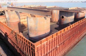 حوائط حديدية لاستكمال الجسر