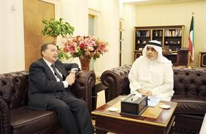 عدنان عبدالصمد اثناء استقباله السفير الايطالي﻿