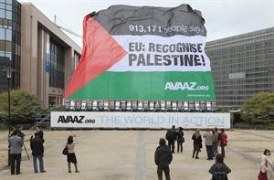 العلم الفلسطيني الذي نشر امام مقر هيئات الاتحاد الاوروبي في بروكسل	اپ﻿