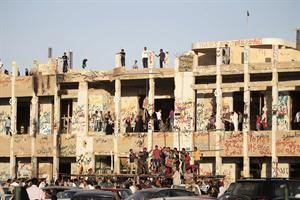 ليبيون يزورون باب العزيزية مقر العقيد القذافي السابق 	افپ﻿