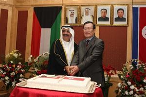السفير محمد الرومي مشاركا السفير الكوري قطع كعكة الاحتفال

