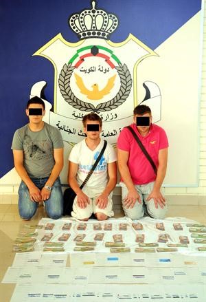المتهمون وامامهم المضبوطات﻿