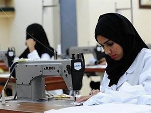 عاملات سعوديات في احد المصانع﻿