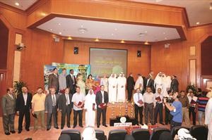مدير عام الهيئة العامة للزراعة ونوابه يتوسطون عددا من الموظفين المكرمين