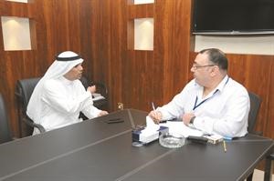 المطيري متحدثا للزميل اسامة دياب فريال حماد
