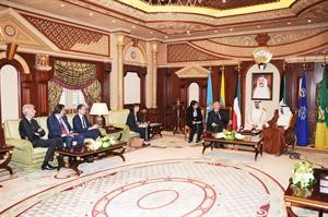 سمو نائب الامير وولي العهد الشيخ نواف الاحمد مستقبلا مبعوث الرئيس الفرنسي والوفد المرافق
