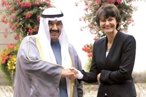 سمو الشيخ ناصر المحمد مصافحا رئيسة الاتحاد السويسري ووزيرة الخارجية ميشلين كالمي- ري