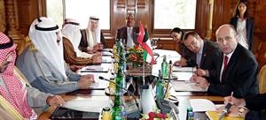 سمو الشيخ ناصر المحمد خلال اجتماعه مع رئيس البرلمان السويسري جان بيار جيرمانييه بحضور اعضاء الوفد﻿