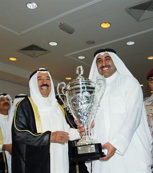 صاحب السمو يسلم كاس سموه لرئيس نادي القادسية فواز الحساوي
