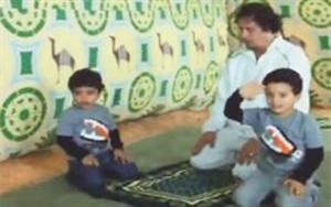 صورة عن الفيديو تظهر القذافي يؤدي الصلاة وحوله احفاده﻿